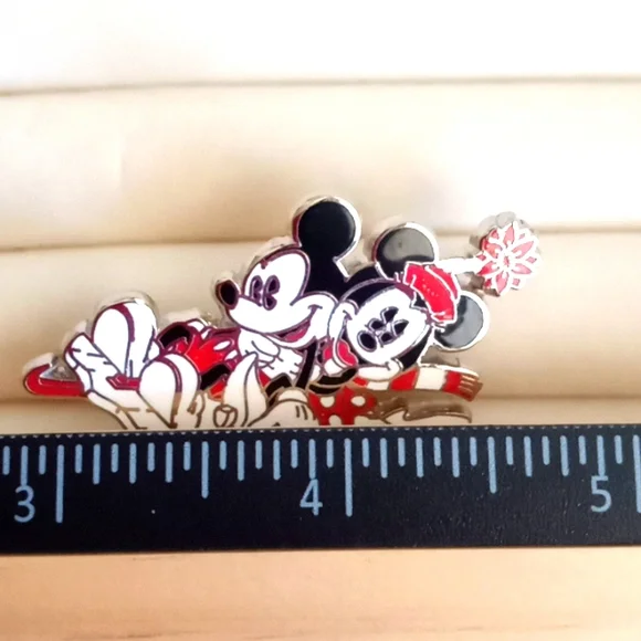 DISNEY MICKEY AND MINNIE FUN IN THE SNOW PIN - Picture 3 of 6